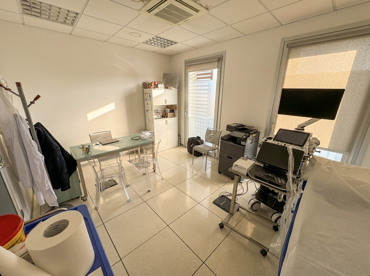 Ambulatorio cardiologico con ecocardiografo e scrivania medica