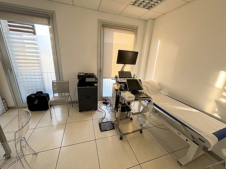 L'ambulatorio dello studio GP Medical a Piacenza, con lettino ed ecografo